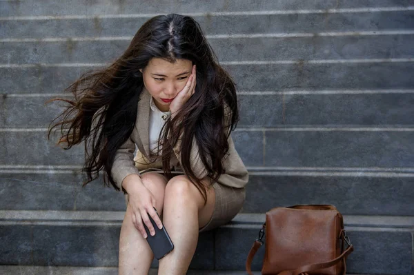 Joven Deprimido Desesperado Asiático Chino Negocios Mujer Llorando Solo Sentado — Foto de Stock