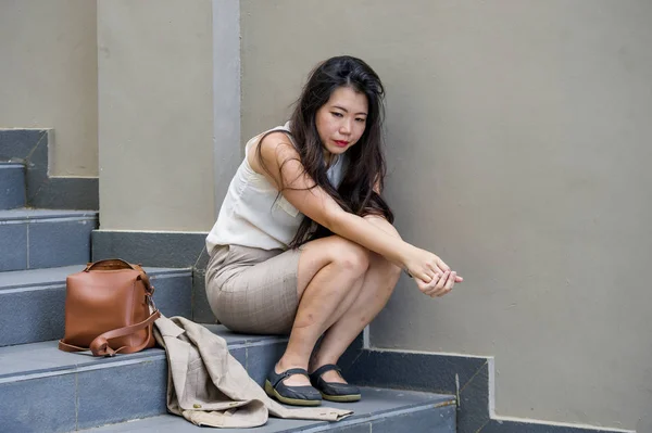 Joven Deprimida Desesperada Mujer Negocios Asiática China Llorando Sola Sentada — Foto de Stock