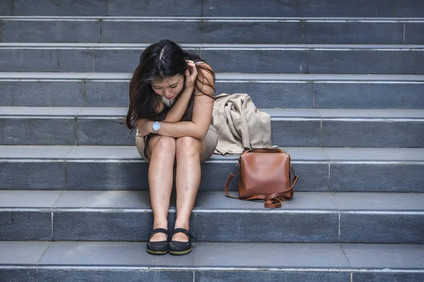 Jovem Deprimido Desesperado Asiático Japonês Empresária Chorando Sozinho Sentado Rua — Fotografia de Stock