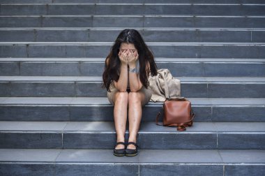 stres ve depresyon kriz mobbing kurbanı olmak acı sokak merdiven üzerinde tek başına oturmuş ağlıyor ya da işini kaybetmek ateş genç depresif ve umutsuz Asya Kore işkadını