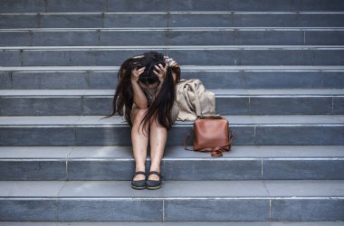 stres ve depresyon kriz mobbing kurbanı olmak acı sokak merdiven üzerinde tek başına oturmuş ağlıyor ya da işini kaybetmek ateş genç depresif ve umutsuz iş kadını