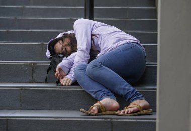 dramatik sokak merdiven sarhoş veya uyuşturucu bağımlılığı sorunu ve anksiyete muzdarip yüksek üzerinde oturan genç depresif ve sarhoş Asyalı öğrenci kadın veya genç kız portresi