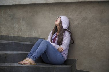 Genç üzgün ve depresyonda Asya Kore öğrenci veya açık havada duygu zorbalık sokak merdiven kurbanın üzerinde oturan okulda genç kız korkmuş ve depresyon sorun acı vurguladı 