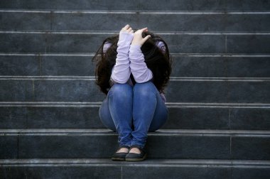 Genç üzgün ve depresyonda öğrenci veya açık havada duygu acı depresyon sorun umutsuz zorbalık sokak merdiven korkmuş ve endişeli kurbanın üzerinde oturan okulda genç kız 