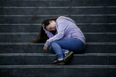 Genç üzgün ve depresyonda Asyalı Çinli öğrenci veya okulda genç sokak merdiven bunalmış ve endişeli çaresiz hissediyor açık havada oturup depresyon sorun acı 