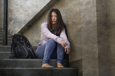Genç üzgün ve depresyonda Asya Japon öğrenci veya okulda genç sokak merdiven bunalmış ve endişeli çaresiz hissediyor açık havada oturup depresyon sorun acı 