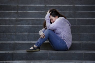 Genç üzgün ve depresyonda Asya Japon öğrenci veya okulda genç sokak merdiven bunalmış ve endişeli çaresiz hissediyor açık havada oturup depresyon sorun acı 