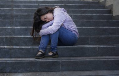 Genç üzgün ve depresyonda Asya Japon öğrenci veya okulda genç sokak merdiven bunalmış ve endişeli çaresiz hissediyor açık havada oturup depresyon sorun acı 