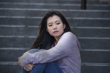 Genç üzgün ve depresyonda Asya Japon öğrenci veya okulda genç sokak merdiven bunalmış ve endişeli çaresiz hissediyor açık havada oturup depresyon sorun acı 