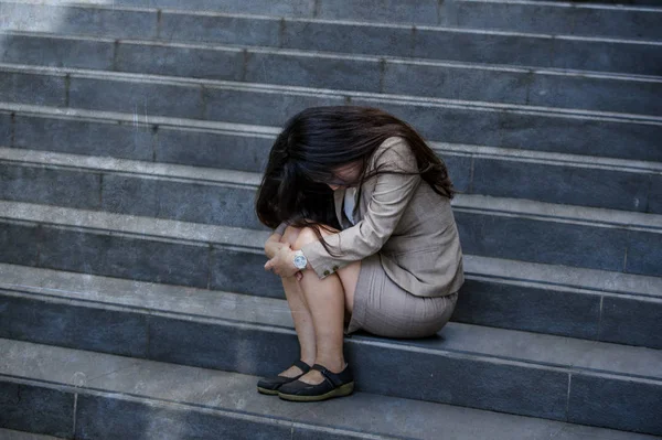 Joven Mujer Negocios Deprimida Desesperada Llorando Sola Sentada Escalera Calle — Foto de Stock