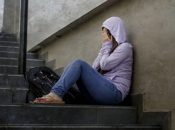 Joven Triste Deprimida Estudiante Mujer Intimidado Adolescente Sentado Aire Libre — Foto de Stock