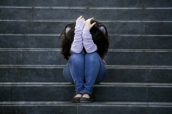 Молодая Грустная Депрессивная Студентка Запуганная Девочка Подросток Сидящая Улице Лестнице — стоковое фото