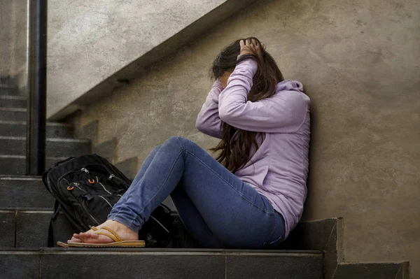 Jovem Estudante Triste Deprimida Mulher Adolescente Intimidado Sentado Livre Escadaria — Fotografia de Stock