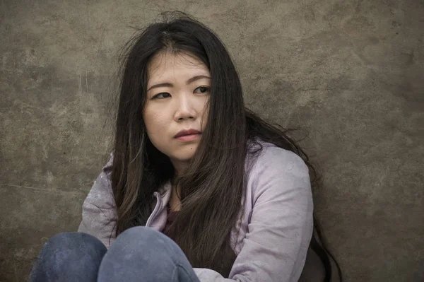 Młoda Kobieta Studentka Asian American Smutny Przygnębiony Lub Zastraszane Nastolatek — Zdjęcie stockowe