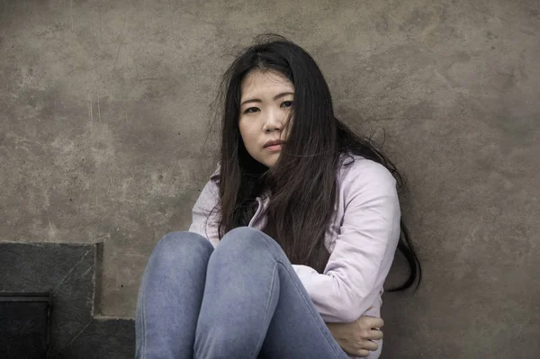 Jeune Triste Déprimé Asiatique Américain Étudiant Femme Intimidé Adolescent Assis — Photo