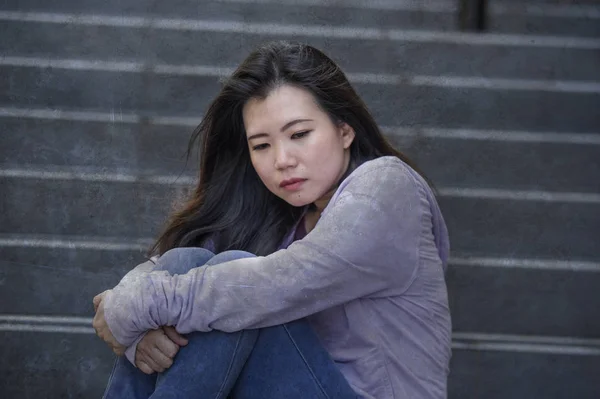 Młoda Kobieta Studentka Asian American Smutny Przygnębiony Lub Zastraszane Nastolatek — Zdjęcie stockowe