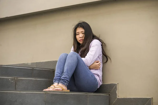 Joven Triste Deprimido Asiático Chino Estudiante Mujer Acosado Adolescente Sentado — Foto de Stock