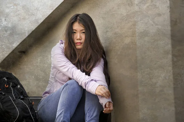 Joven Triste Deprimido Asiático Chino Estudiante Mujer Acosado Adolescente Sentado —  Fotos de Stock