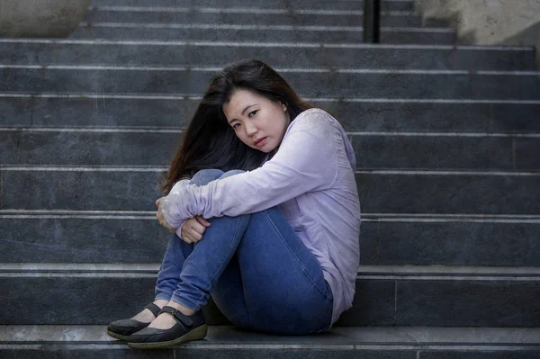 Fiatal Szomorú Depressziós Ázsiai Kínai Diák Vagy Kint Utcai Lépcsőházban — Stock Fotó