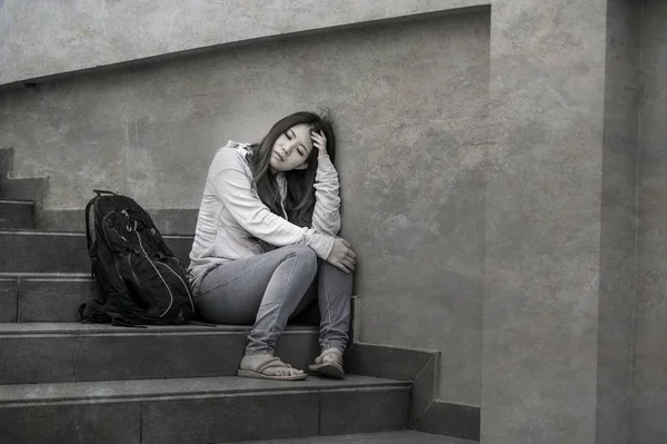 Jovem Triste Deprimido Asiático Japonês Estudante Mulher Bullying Adolescente Sentado — Fotografia de Stock