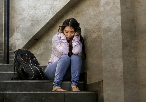 Giovane Triste Depresso Asiatico Giapponese Studente Donna Bullismo Adolescente Seduto — Foto Stock