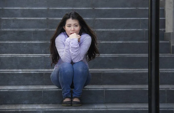 아시아 야외에서 절망적 기분이 계단에 우울증 — 스톡 사진