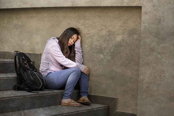 年轻的悲伤和沮丧的亚洲韩国学生妇女或被欺负的少年坐在户外的街道楼梯上不知所措和焦虑感到绝望遭受抑郁症的问题 — 图库照片