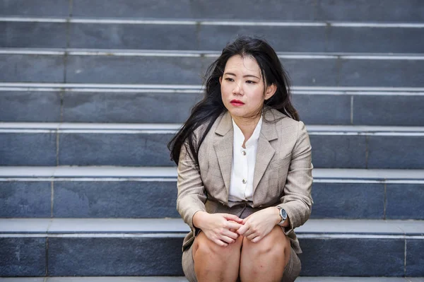 절망적 아시아 사업가 스트레스와 우울증 몰려오는의 피해자가 계단에서 그녀의 직업을 — 스톡 사진