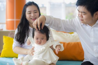 Bebek kız ve adam küçük kızı Asya Çin aile sevgi ve mutlu aile kavramı ile oynarken annesi ile genç neşeli ve tatlı karı ve koca çift portre yaşam tarzı