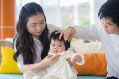 Bebek kız ve adam Asyalı Japon aile sevgi ve mutlu anne küçük kızı ile oynarken annesi ile genç neşeli ve tatlı karı ve koca çift portre yaşam tarzı 