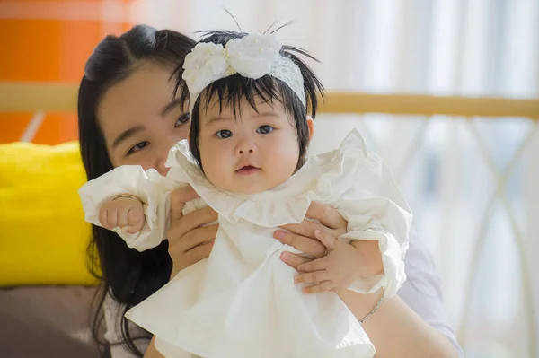 Gelukkig Schattig Aziatische Koreaanse Jongedame Spelen Die Lieve Schattige Babymeisje — Stockfoto