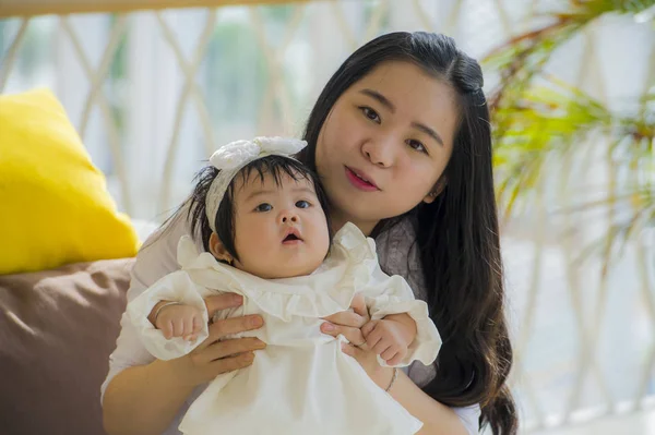 Gelukkig Schattig Aziatische Koreaanse Jongedame Spelen Die Lieve Schattige Babymeisje — Stockfoto