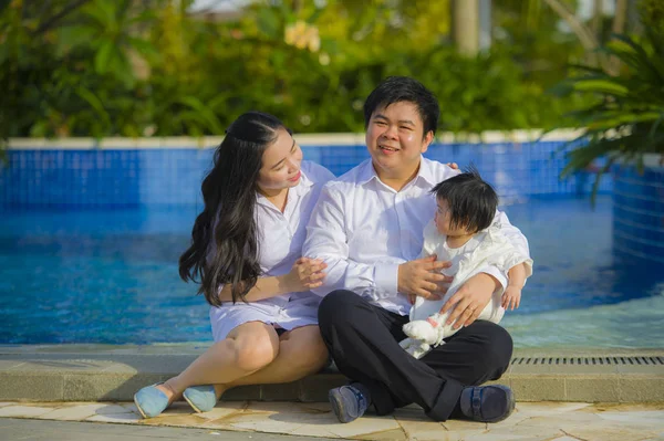 年轻开朗的妻子和丈夫夫妇与父母抱着小女儿在亚洲华人家庭享受节日热带度假村的爱和放松的生活方式肖像 — 图库照片