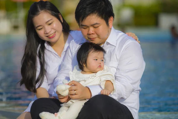 年轻开朗的妻子和丈夫夫妇与父母抱着小女儿在亚洲华人家庭享受节日热带度假村的爱和放松的生活方式肖像 — 图库照片