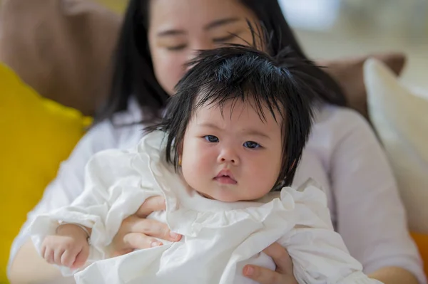 Levensstijl Portret Van Jonge Gelukkig Schattig Aziatische Chinese Vrouw Spelen — Stockfoto