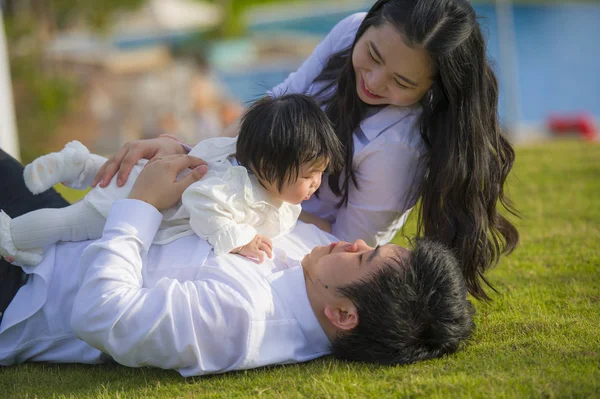年轻开朗的妻子和丈夫夫妇与父母一起在亚洲华人家庭与小女儿玩耍的生活方式肖像享受节日热带度假胜地的爱和放松 — 图库照片
