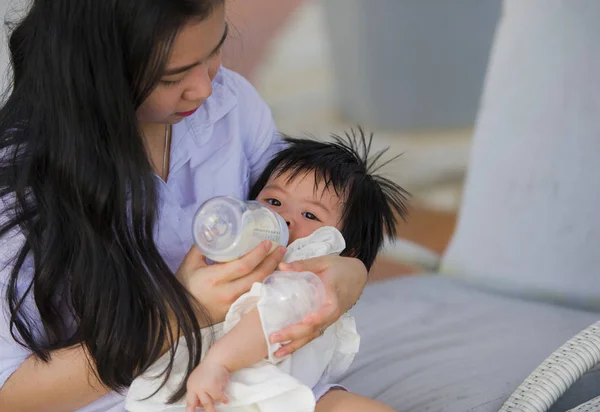 Gelukkig Schattig Aziatische Chinese Jongedame Verpleegkunde Dochter Babymeisje Met Formule — Stockfoto