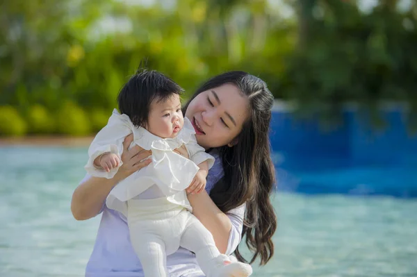 Jonge Gelukkig Schattig Aziatische Chinese Vrouw Spelen Met Dochter Babymeisje — Stockfoto