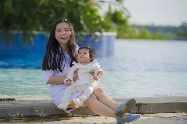 Jovem Feliz Bonito Asiático Chinês Mulher Brincando Com Filha Bebê — Fotografia de Stock