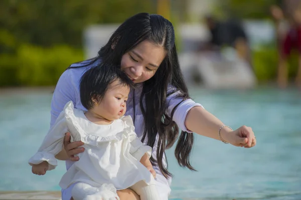 Jovem Feliz Bonito Asiático Japonês Mulher Brincando Com Filha Bebê — Fotografia de Stock