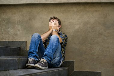 Açık havada acı anksiyete ve depresyon duygu sefil işsizlik ve kırık kalp kavramı terk ağlıyor sokak merdivenlerde oturan genç üzgün ve umutsuz adam