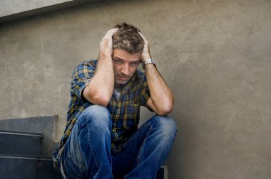 Açık havada acı anksiyete ve depresyon duygu sefil işsizlik ve kırık kalp kavramı terk ağlıyor sokak merdivenlerde oturan genç üzgün ve umutsuz adam