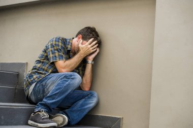 Açık havada acı anksiyete ve depresyon duygu sefil işsizlik ve kırık kalp kavramı terk ağlıyor sokak merdivenlerde oturan genç üzgün ve umutsuz adam