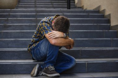 Açık havada acı anksiyete ve depresyon duygu sefil işsizlik ve kırık kalp kavramı terk ağlıyor sokak merdivenlerde oturan genç üzgün ve umutsuz adam