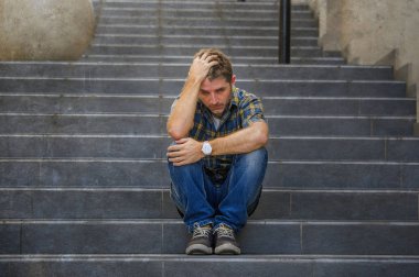Açık havada acı anksiyete ve depresyon duygu sefil işsizlik ve kırık kalp kavramı terk ağlıyor sokak merdivenlerde oturan genç üzgün ve umutsuz adam
