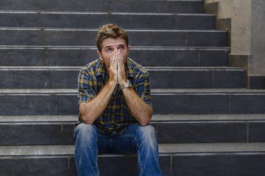 Açık havada acı anksiyete ve depresyon duygu sefil işsizlik ve kırık kalp kavramı terk ağlıyor sokak merdivenlerde oturan genç üzgün ve umutsuz adam