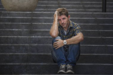 Açık havada acı anksiyete ve depresyon duygu sefil işsizlik ve kırık kalp kavramı terk ağlıyor sokak merdivenlerde oturan genç üzgün ve umutsuz adam