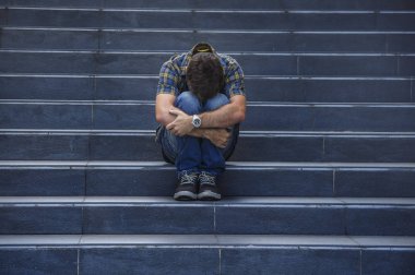 Açık havada acı anksiyete ve depresyon duygu sefil işsizlik ve kırık kalp kavramı terk ağlıyor sokak merdivenlerde oturan genç üzgün ve umutsuz adam
