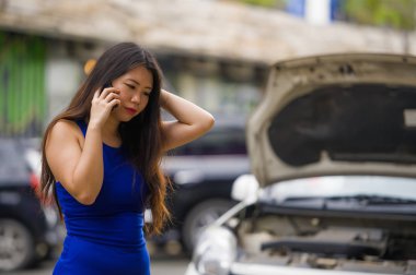 Genç umutsuz ve mutsuz Asya Japon kadın cep telefonu sigorta yardım hizmeti için: Hepatit çağrı mekanik sorun araba motor arızası acı Caddesi üzerinde mahsur stres