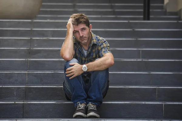 Junger Trauriger Und Verzweifelter Mann Der Draußen Auf Der Treppe — Stockfoto